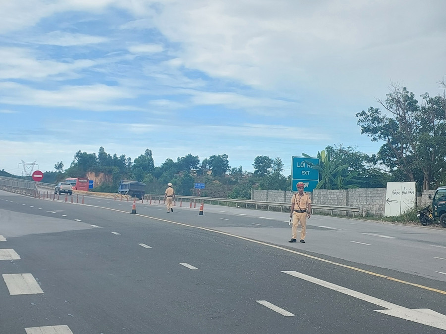 Lực lượng CSGT chốt chặn lối dẫn vào cao tốc La Sơn - Túy Loan. Ảnh: Nhân Vĩnh.