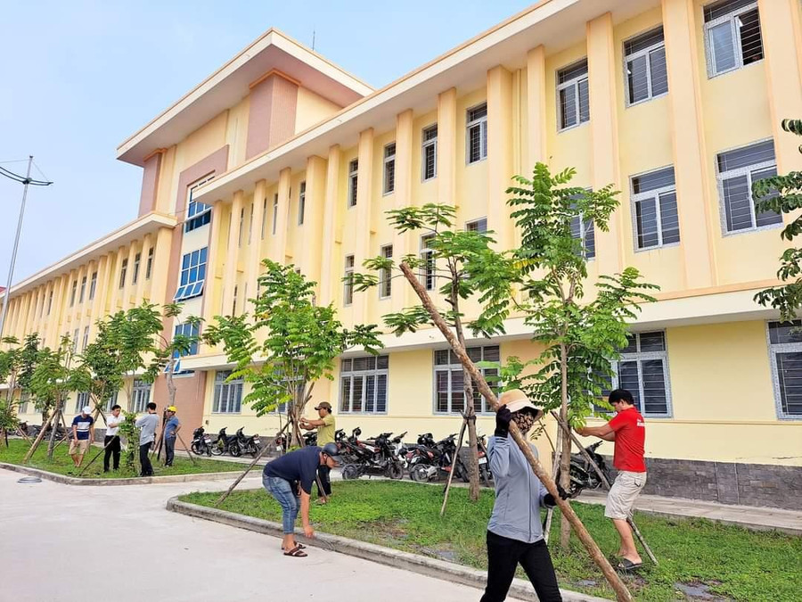 Giáo viên chủ động làm các cột đỡ cho cây xanh trong khuôn viên trường học. Giáo viên chủ động làm các cột đỡ cho cây xanh trong khuôn viên trường học.