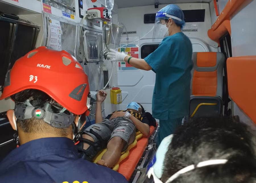 Nhân viên y tế sơ cứu cho người bị nạn.