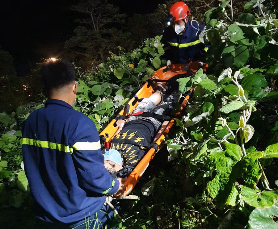 Lực lượng chức năng đưa người bị nạn từ dưới vực sâu lên trên. 