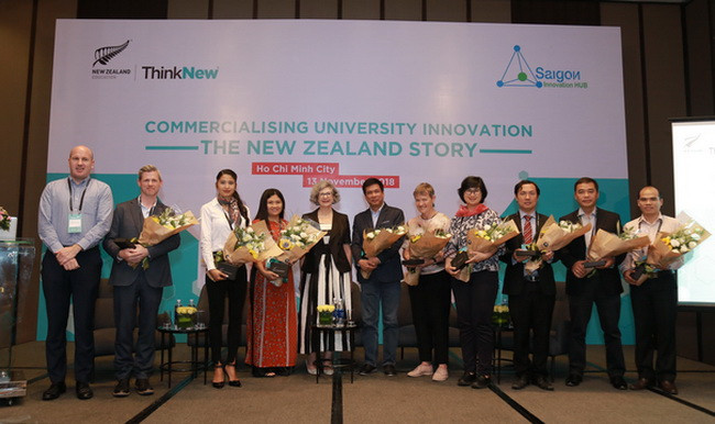 Ban tổ chức tặng hoa cho các chuyên gia khách mời đến từ các trường ĐH New Zealand và VIệt Nam.