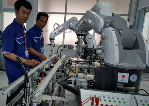 Các học viên đang thực hành trải nghiệm trên Robot công nghiệp tại Trung tâm Đào tạo thuộc SHTP