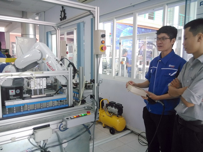 Gian hàng trưng bày thiết bị Robot của Trung tâm Đào tạo và chuyển giao công nghệ Việt -Nhật thuộc SHTP. Gian hàng trưng bày thiết bị Robot của Trung tâm Đào tạo và chuyển giao công nghệ Việt -Nhật thuộc SHTP.