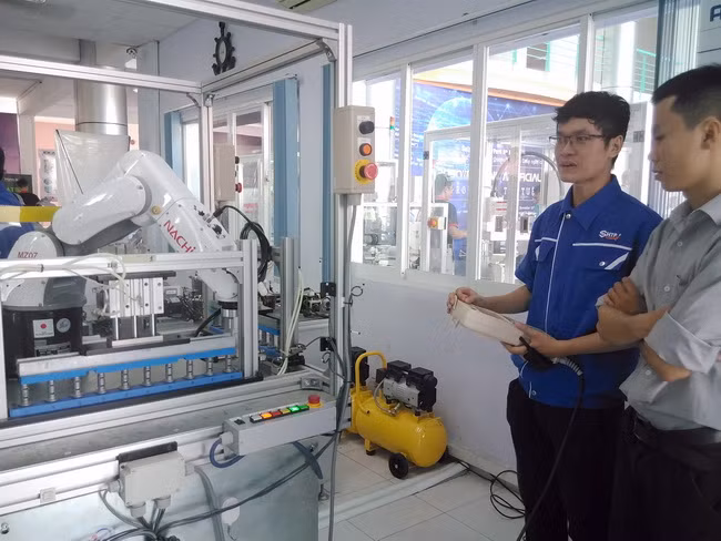Gian hàng trưng bày thiết bị Robot của Trung tâm Đào tạo và chuyển giao công nghệ Việt -Nhật thuộc SHTP.
