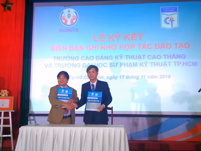 Lãnh đạo Trường CĐ Kỹ thuật Cao Thắng và Trường ĐH Sư phạm Kỹ thuật TPHCM ký kết bản ghi nhớ hợp tác đào tạo.