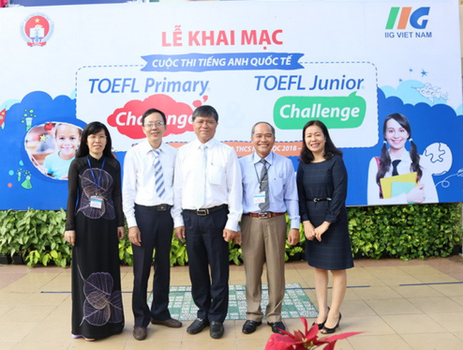 Các đại biểu chụp hình lưu niệm cùng Ban tổ chức tại buổi lễ khai mạc cuộc thi. Các đại biểu chụp hình lưu niệm cùng Ban tổ chức tại buổi lễ khai mạc cuộc thi.