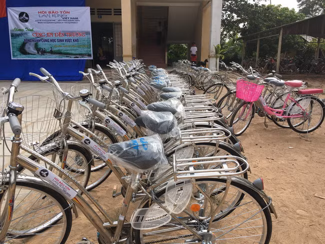 Những phần quà ý nghĩa là những chiếc xe đạp sẽ giúp các em HS vùng biên giới Tây Ninh giảm bớt khó khăn trên con đường đến trường.