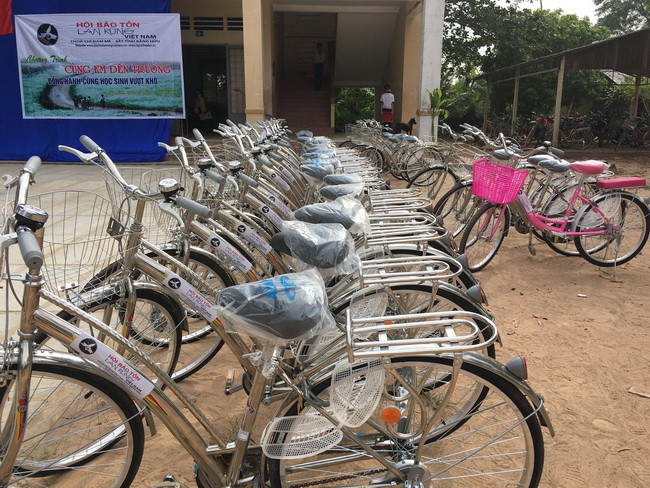 Những phần quà ý nghĩa là những chiếc xe đạp sẽ giúp các em HS vùng biên giới Tây Ninh giảm bớt khó khăn trên con đường đến trường. Những phần quà ý nghĩa là những chiếc xe đạp sẽ giúp các em HS vùng biên giới Tây Ninh giảm bớt khó khăn trên con đường đến trường.