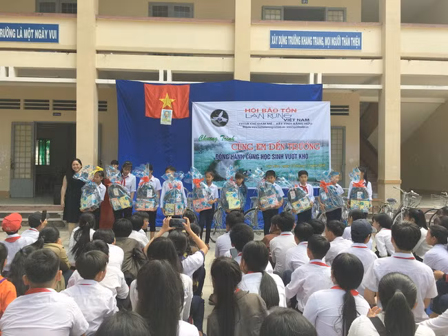 Đại diện ban tổ chức tặng quà và học bổng cho các HS có hoàn cảnh khó khăn vượt khó học giỏi.