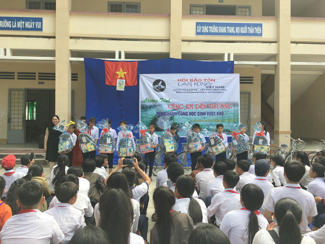 Đại diện ban tổ chức tặng quà và học bổng cho các HS có hoàn cảnh khó khăn vượt khó học giỏi. Đại diện ban tổ chức tặng quà và học bổng cho các HS có hoàn cảnh khó khăn vượt khó học giỏi.