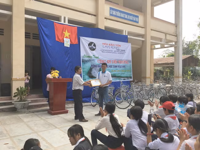 Thầy Nguyễn Văn Tranh- Hiệu trưởng Trường THCS Thạnh Bắc trao thư cảm ơn cho đại diện Hội Bảo tồn lan rừng Việt Nam đã tổ chức chương trình đầy ý nghĩa đến cho HS vùng khó tại xã Thạnh Bắc, H.Tân Biên.