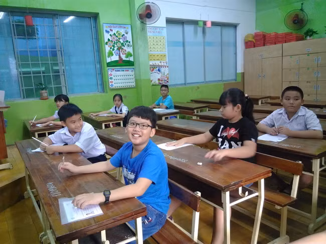 Thí sinh rất thoải mái trước khi bước vào làm bài thi TOEFL Primary Challenge.
