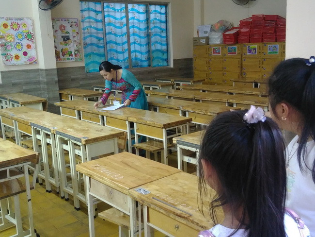 Giám thị ghi số báo danh để chuẩn bị cho các thí sinh bước vào phòng thi. Giám thị ghi số báo danh để chuẩn bị cho các thí sinh bước vào phòng thi.