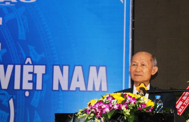 Thầy Hà Ngọc Đào - nguyên Giám đốc Sở GD&ĐT Đắk Lắk giai đoạn (1996 – 2002), phát biểu cảm tưởng tại buổi tọa đàm. Thầy Hà Ngọc Đào - nguyên Giám đốc Sở GD&ĐT Đắk Lắk giai đoạn (1996 – 2002), phát biểu cảm tưởng tại buổi tọa đàm.