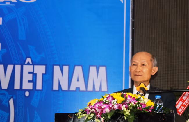 Thầy Hà Ngọc Đào - nguyên Giám đốc Sở GD&ĐT Đắk Lắk giai đoạn (1996 – 2002), phát biểu cảm tưởng tại buổi tọa đàm.