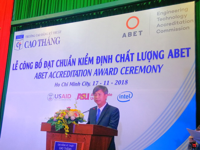 TS Lê Đình Kha, Phó hiệu trưởng phụ trách, Trường CĐ Kỹ thuật Cao Thắng phát biểu tại buổi lễ. TS Lê Đình Kha, Phó hiệu trưởng phụ trách, Trường CĐ Kỹ thuật Cao Thắng phát biểu tại buổi lễ.