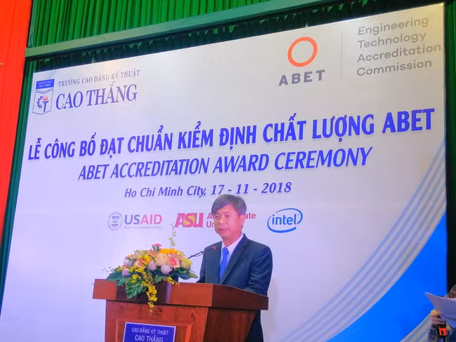 TS Lê Đình Kha, Phó hiệu trưởng phụ trách, Trường CĐ Kỹ thuật Cao Thắng phát biểu tại buổi lễ.