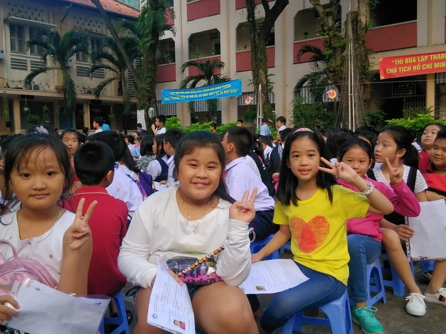 Các thí sinh rất háo hức tham dự kỳ thi tiếng Anh quốc tế TOEFL Primary Challenge - vòng 1 tại cụm thi Trường Tiểu học Nguyễn Thái Sơn -Quận 3- TPHCM 