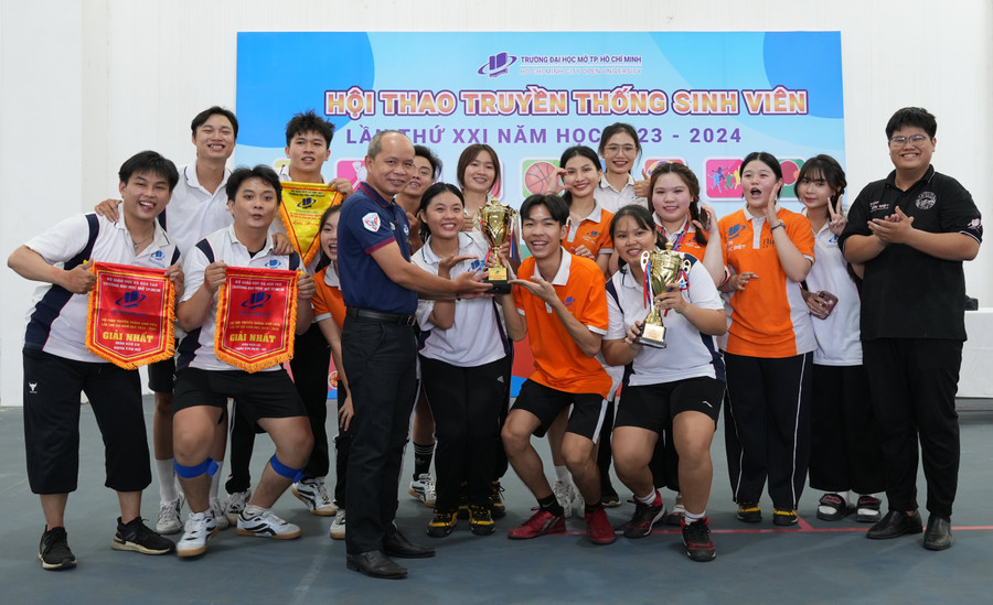 Đại diện Ban tổ chức trao cúp cho các vận động viên được giải Nhất của Trường. (Ảnh: NTCC). Đại diện Ban tổ chức trao cúp cho các vận động viên được giải Nhất của Trường. (Ảnh: NTCC).