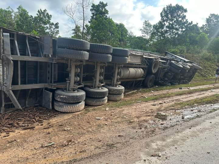Vụ tai nạn khiến tài xế xe đầu kéo tử vong tại chỗ. (Ảnh: CACC) Vụ tai nạn khiến tài xế xe đầu kéo tử vong tại chỗ. (Ảnh: CACC)
