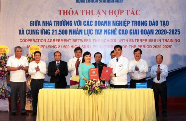 Trao thỏa thuận hợp tác nhà trường và doanh nghiệp Trao thỏa thuận hợp tác nhà trường và doanh nghiệp