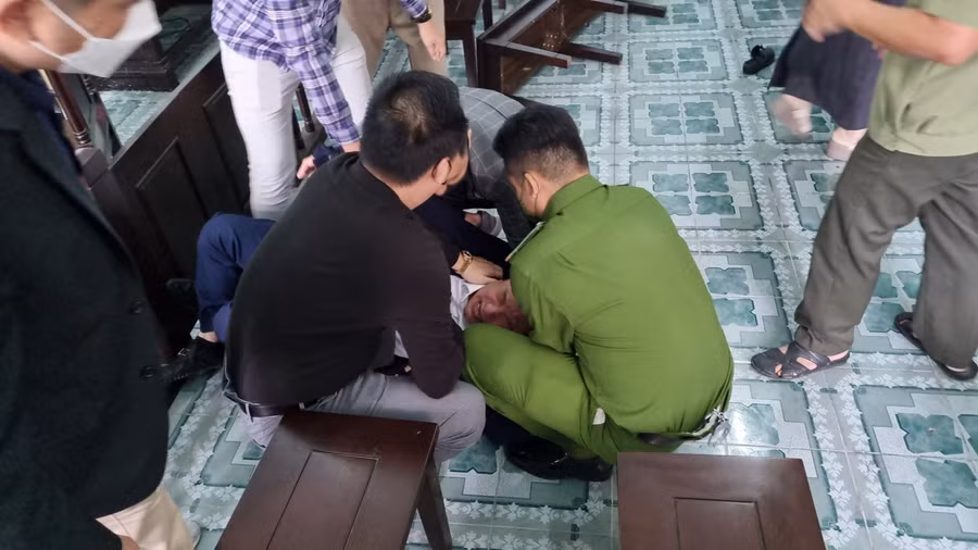 Lực lượng công an hỗ trợ đưa ông Cường đi cấp cứu. 