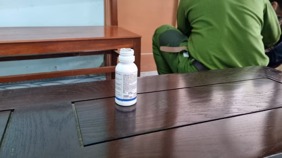 Lọ nghi là thuốc diệt côn trùng mà ông Cường đã uống