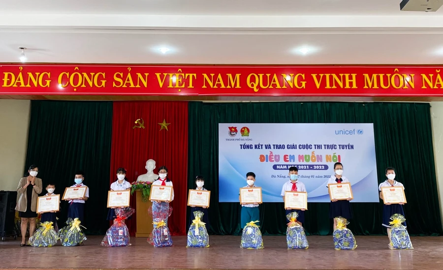 Ban tổ chức trao giải cho các học sinh đạt giải tại cuộc thi. 