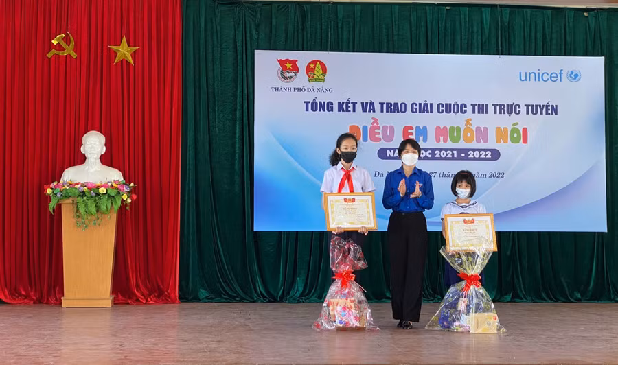Chị Phan Thị Anh Thảo - Phó Bí thư Thành đoàn Đà Nẵng trao giải Nhất của cuộc thi “Điều em muốn nói” cho 2 học sinh.