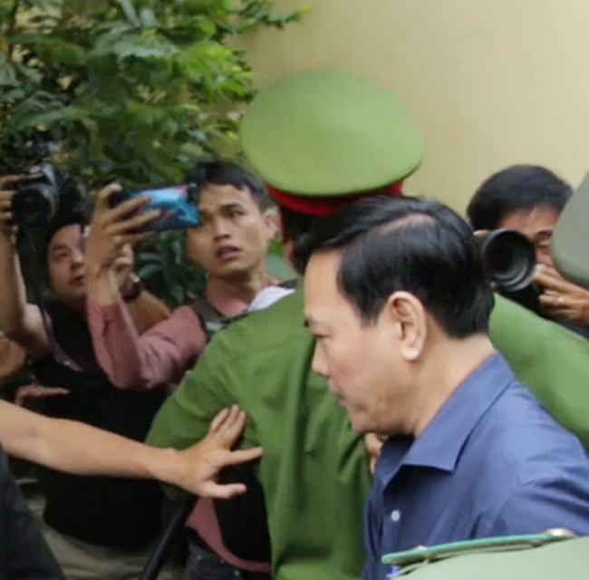 Ông Nguyễn Hữu Linh nhanh chân vào tòa ( Ảnh: A.T) Ông Nguyễn Hữu Linh nhanh chân vào tòa ( Ảnh: A.T)