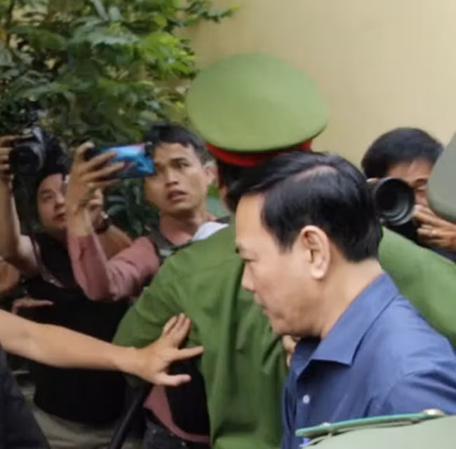 Ông Nguyễn Hữu Linh nhanh chân vào tòa ( Ảnh: A.T)