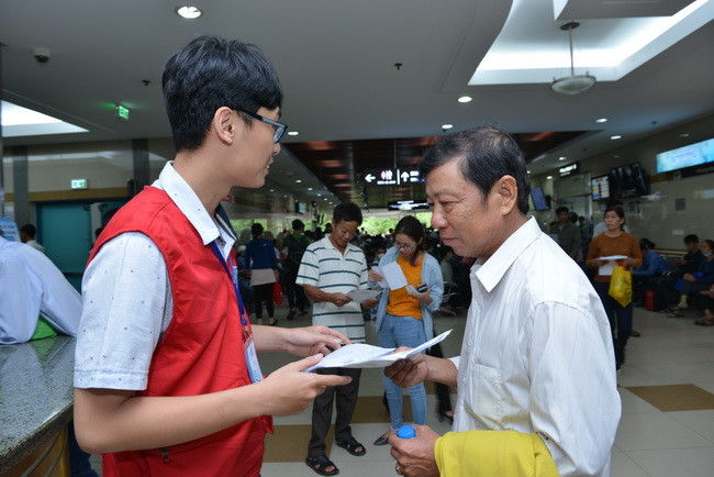 Áo đỏ tình nguyện hướng dẫn bệnh nhân đến vị trí phòng khám ( Ảnh: BVCC) Áo đỏ tình nguyện hướng dẫn bệnh nhân đến vị trí phòng khám ( Ảnh: BVCC)