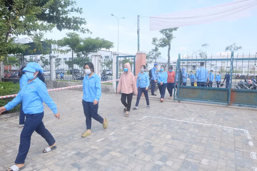 Công nhân vào nơi xét nghiệm.