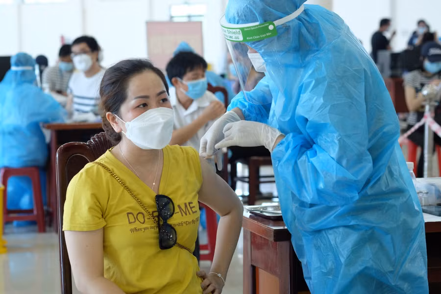 Tiêm vắc xin cho người dân ở Đà Nẵng.