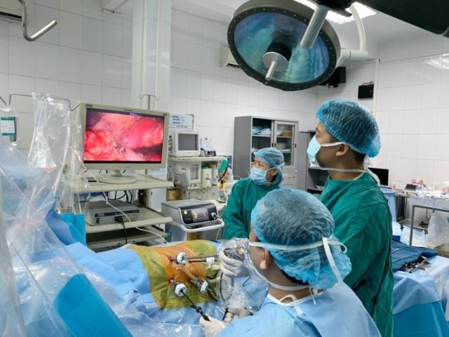 Các BS tiến hành lấy thận từ người cho (BVCC). Các BS tiến hành lấy thận từ người cho (BVCC).