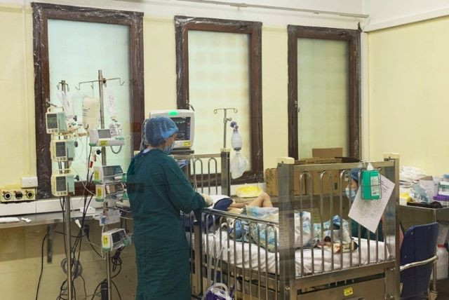 Bệnh nhi được chăm sóc đặc biệt sau ca ghép thận (BVCC).