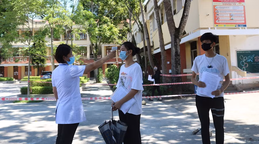 Các thí sinh trường THPT Thành phố Cao Bằng được chia lối đi, đo thân nhiệt từ cổng vào.