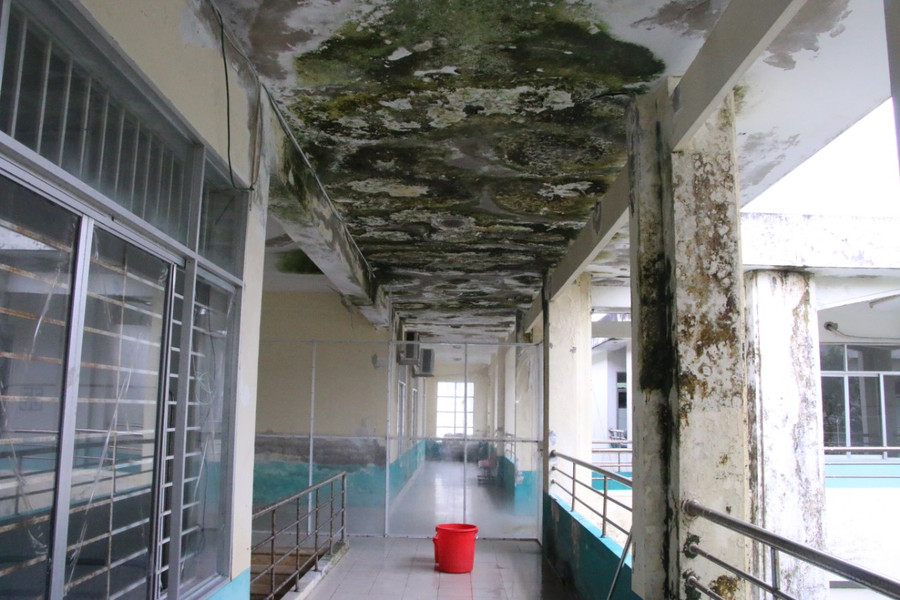 Tại một số khu vực, các nhân viên y tế phải dùng xô hứng nước mưa để khỏi tràn ra sàn. Tại một số khu vực, các nhân viên y tế phải dùng xô hứng nước mưa để khỏi tràn ra sàn.