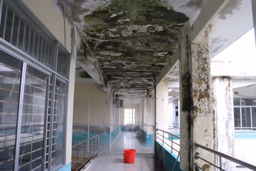 Tại một số khu vực, các nhân viên y tế phải dùng xô hứng nước mưa để khỏi tràn ra sàn.