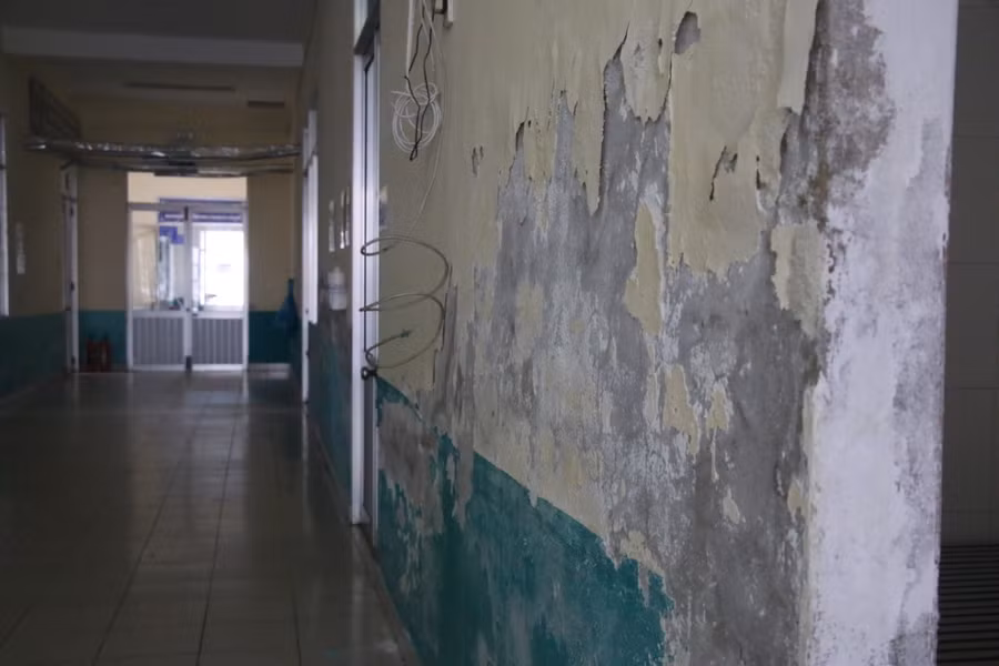Những mảng bờ tường bên trong bệnh viện bị bong tróc.