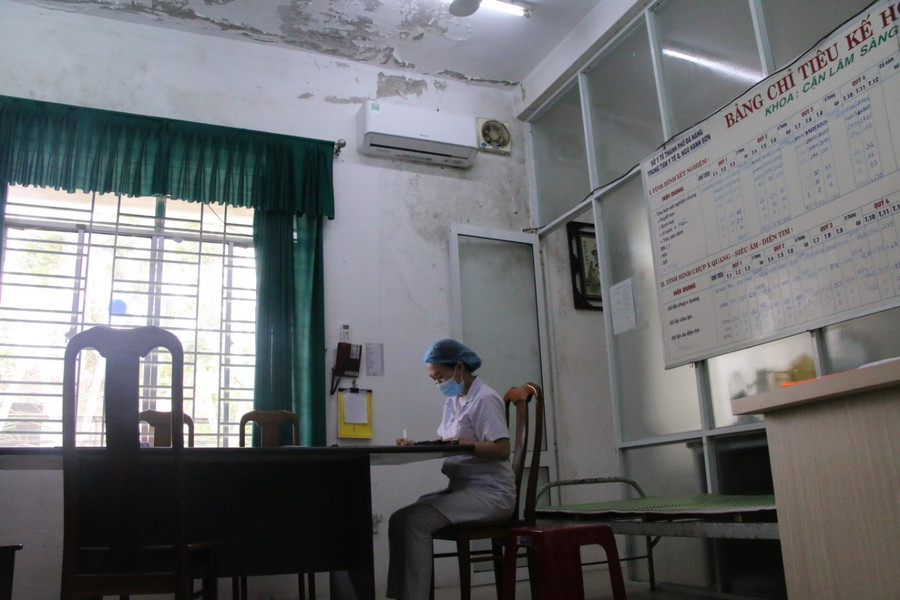 Bên trong phòng làm việc của các y bác sĩ, trần nhà cũng bị thấm dột. Để duy trì hoạt động, nhân viên y tế phải kiêm thêm tạp vụ, vừa hoạt động chuyên môn, vừa lau sàn nhà, hứng nước thấm dột để không ảnh hưởng đến thiết bị. Bên trong phòng làm việc của các y bác sĩ, trần nhà cũng bị thấm dột. Để duy trì hoạt động, nhân viên y tế phải kiêm thêm tạp vụ, vừa hoạt động chuyên môn, vừa lau sàn nhà, hứng nước thấm dột để không ảnh hưởng đến thiết bị.