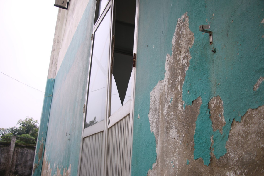 Ghi nhận của PV, vôi vữa bong tróc xuất hiện khắp các hành lang, lối đi trong bệnh viện. Bong tróc, ẩm mốc còn xuất hiện bên trong phòng làm việc của các y, bác sĩ và phòng bệnh nhân. Phòng cấp cứu của bệnh viện cũng ẩm mốc, rêu mọc khắp các bức tường. Ghi nhận của PV, vôi vữa bong tróc xuất hiện khắp các hành lang, lối đi trong bệnh viện. Bong tróc, ẩm mốc còn xuất hiện bên trong phòng làm việc của các y, bác sĩ và phòng bệnh nhân. Phòng cấp cứu của bệnh viện cũng ẩm mốc, rêu mọc khắp các bức tường.