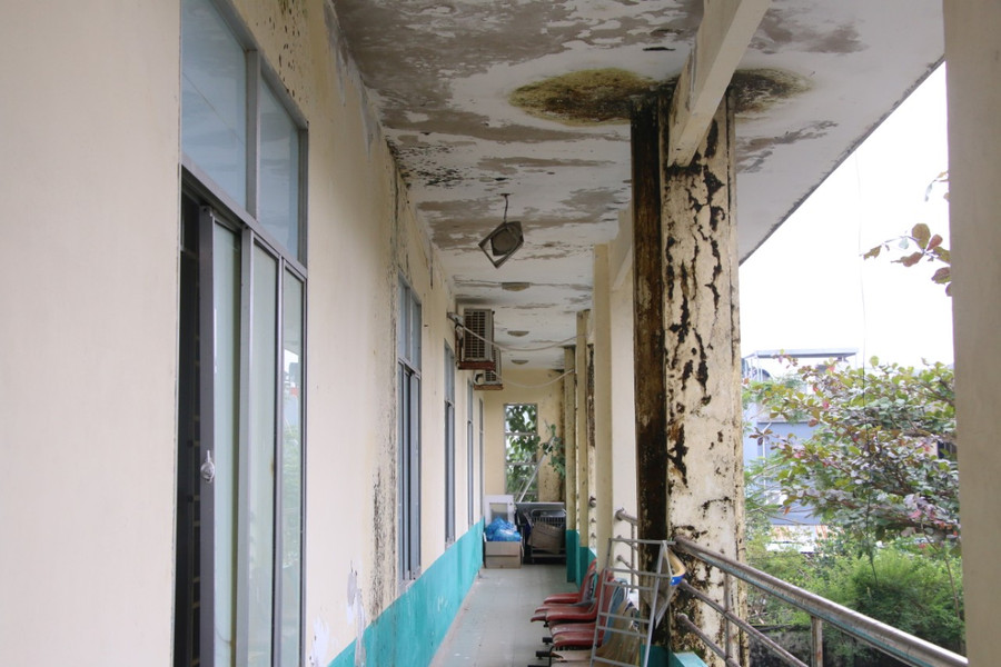 Theo phản ánh, Trung tâm Y tế quận Ngũ Hành Sơn, tình trạng này diễn ra đã nhiều năm nhưng nan giải nhất vẫn là vào mùa mưa. Độ ẩm cao đã khiến trần nhà bị thấm nước, tường bong tróc nặng. Để duy trì hoạt động, nhân viên y tế phải kiêm thêm tạp vụ, vừa hoạt động chuyên môn, vừa lau sàn nhà, hứng nước thấm dột để không ảnh hưởng đến thiết bị. Theo phản ánh, Trung tâm Y tế quận Ngũ Hành Sơn, tình trạng này diễn ra đã nhiều năm nhưng nan giải nhất vẫn là vào mùa mưa. Độ ẩm cao đã khiến trần nhà bị thấm nước, tường bong tróc nặng. Để duy trì hoạt động, nhân viên y tế phải kiêm thêm tạp vụ, vừa hoạt động chuyên môn, vừa lau sàn nhà, hứng nước thấm dột để không ảnh hưởng đến thiết bị.