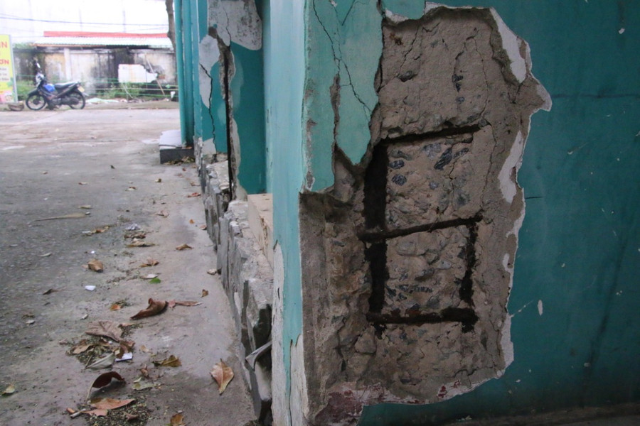 Bờ tường bị toác lòi sắt bên trong. Bờ tường bị toác lòi sắt bên trong.