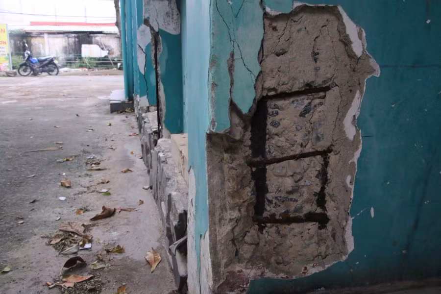 Bờ tường bị toác lòi sắt bên trong.