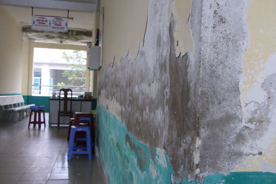 Nhiều mảng tường bị bong tróc vôi. Nhiều mảng tường bị bong tróc vôi.