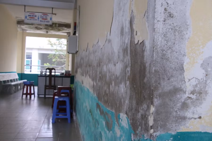 Nhiều mảng tường bị bong tróc vôi.
