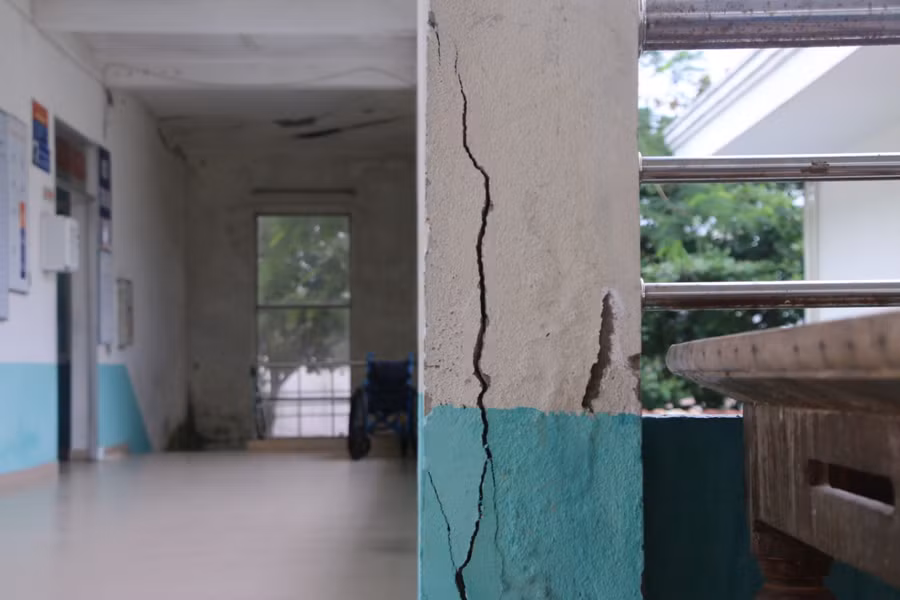 Nhiều nơi trong bệnh viện bị nứt toác.