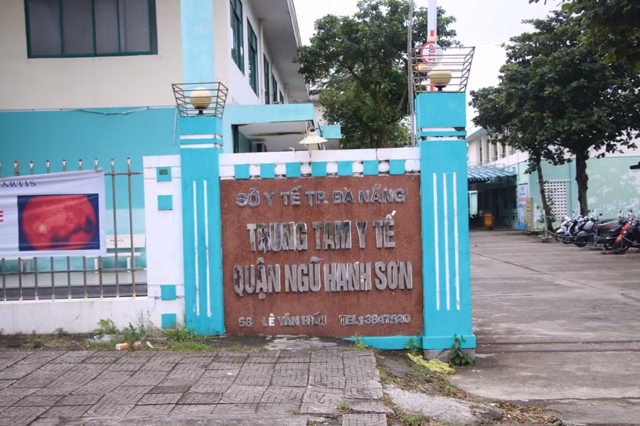 Trung tâm Y tế quận Ngũ Hành Sơn (TP. Đà Nẵng) là cơ sở y tế hạng 2, được phân công tiếp nhận, điều trị khám, chữa bệnh cho người dân trên địa bàn quận Ngũ Hành Sơn và các địa phương lân cận. Tuy nhiên, tình trạng cơ sở vật chất xuống cấp nghiêm trọng tại đây diễn ra trong một thời gian dài đã khiến cho hoạt động chuyên môn của bệnh viện bị ảnh hưởng.