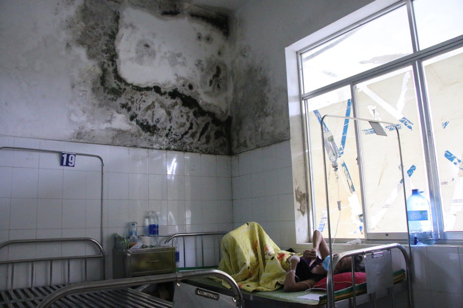 Bên trong phòng điều trị của bệnh nhân có thể thấy một mảng tường bị thấm mốc. Bên trong phòng điều trị của bệnh nhân có thể thấy một mảng tường bị thấm mốc.